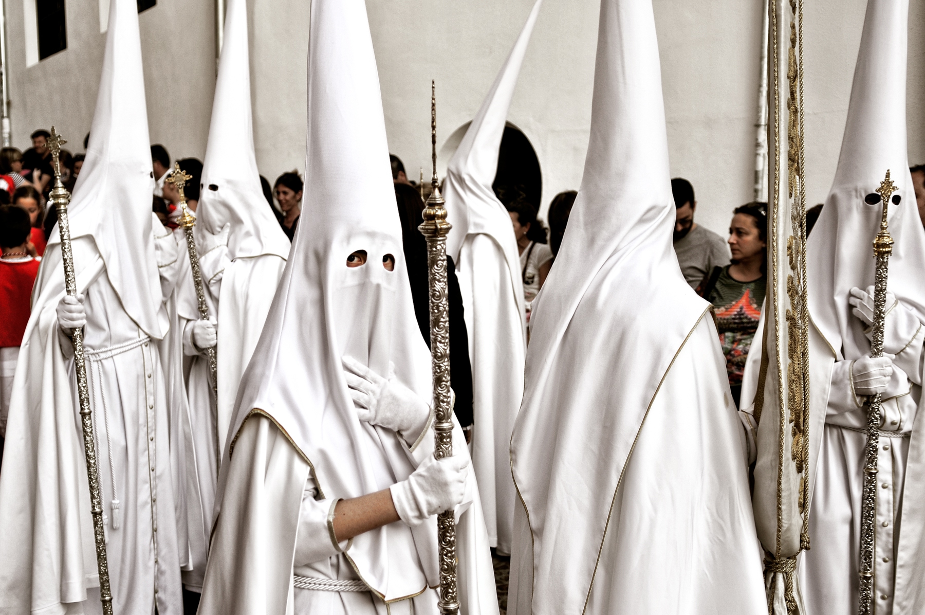 Nazarenos por las calles del Albaycín, Granada © Bisual Studio