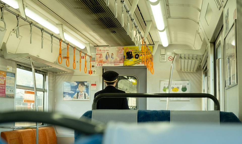 Treinmachinist op de rug gezien in coupe van trein in Japan