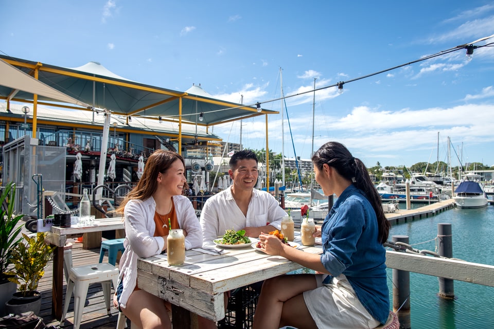 Menschen essen gemeinsam in Cullen Bay