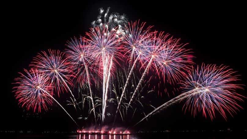 Ciel nocturne illuminé par de magnifiques feux d'artifice