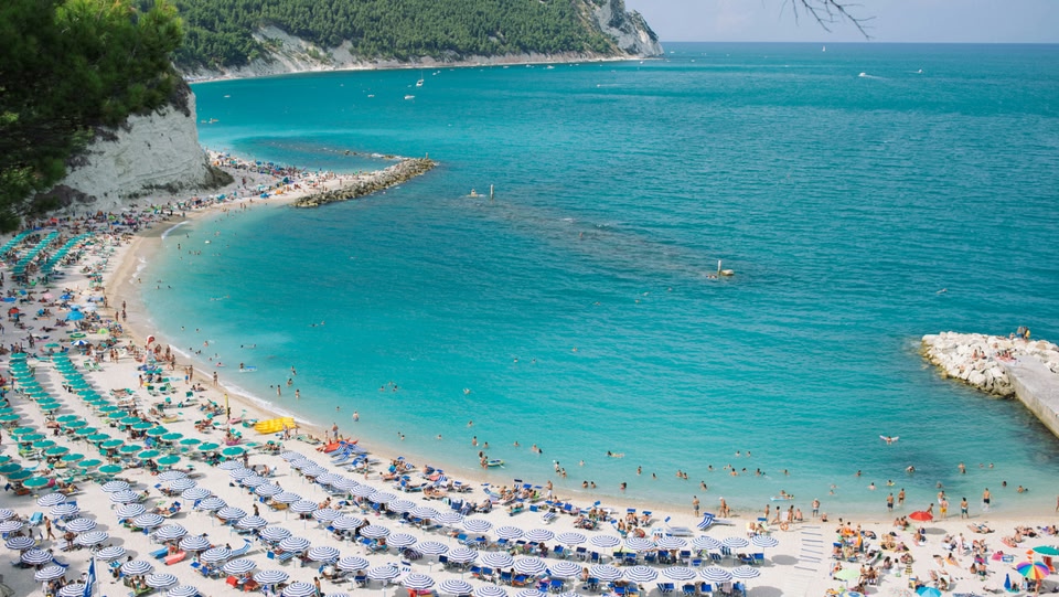 un'immagine di una spiaggia con acqua azzurra e limpida