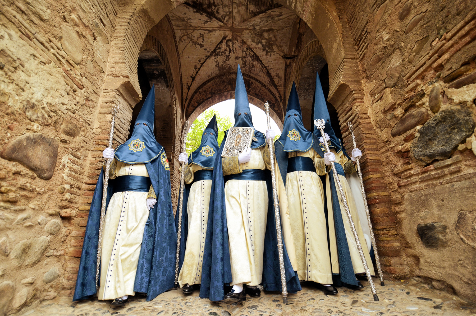 Nazarenos abriendo paso en la procesión de Santa Maria de la Alhambra © Bisual Studio