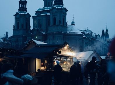 Mensen op de kerstmarkt(en).