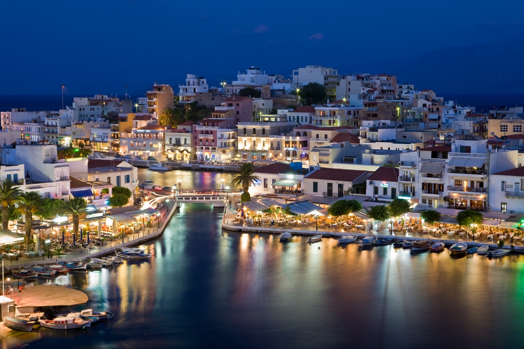 To λιμάνι της Ελούντας φωτισμένο τη νύχτα
