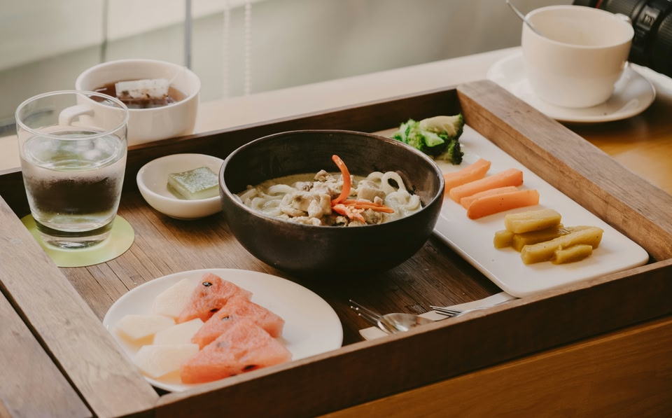 Japanse sushi op dienblad met glas drinken en kop thee