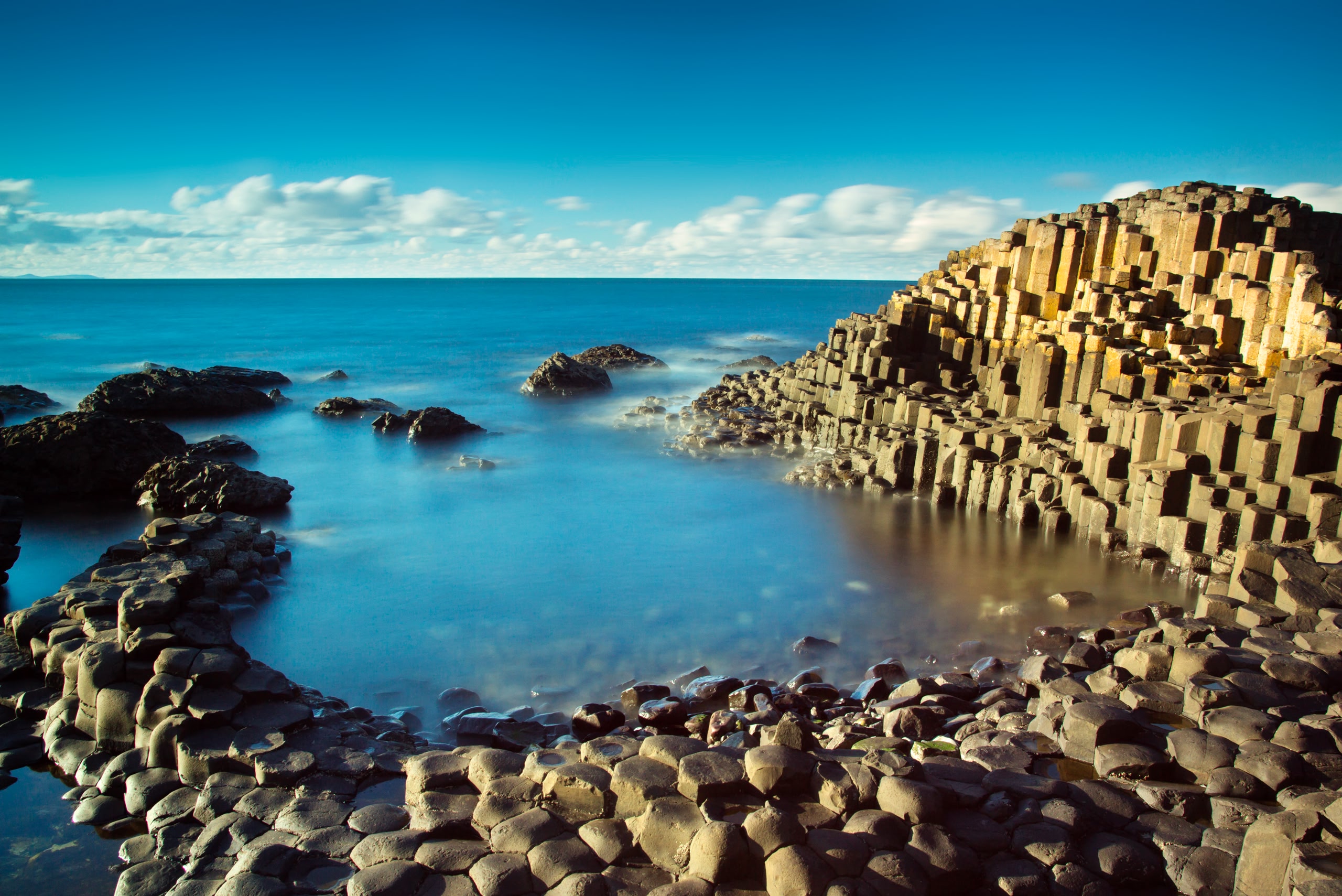 L'acqua che circonda la Giant's Causeway 