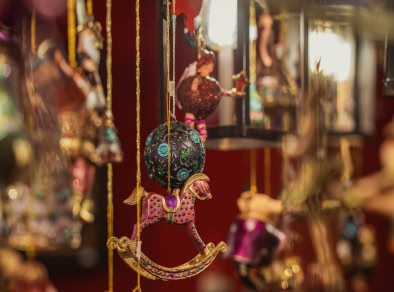 クリスマス飾りを売っているクリスマス市の屋台