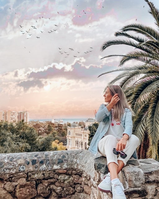 Une femme qui regarde la vue de Malaga