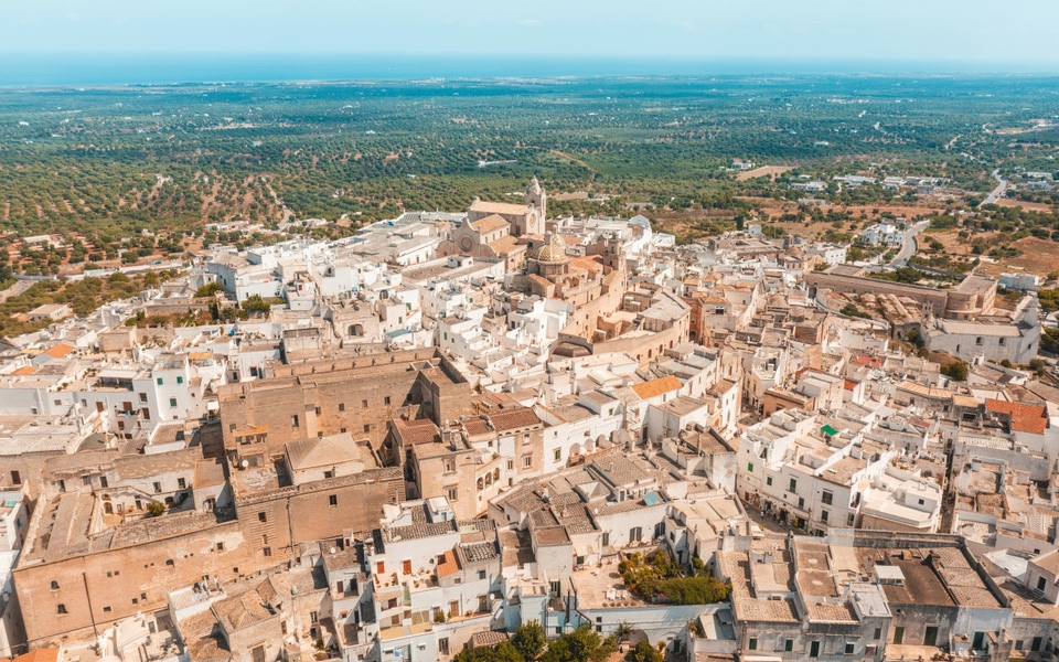 Vista dall'alto della bianca Ostuni in Puglia - 100 città italiane da visitare