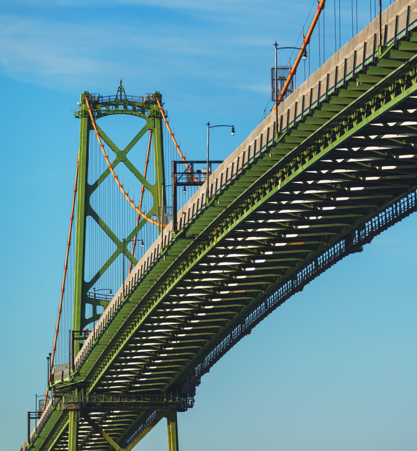 De groene MacKay-hangbrug gezien van onderaf in Halifax, Canada.