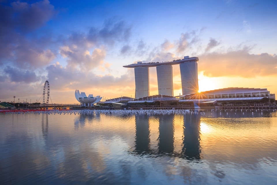 Ηλιοβασίλεμα πάνω απ' το Marina Bay Sands και το ArtScience Museum