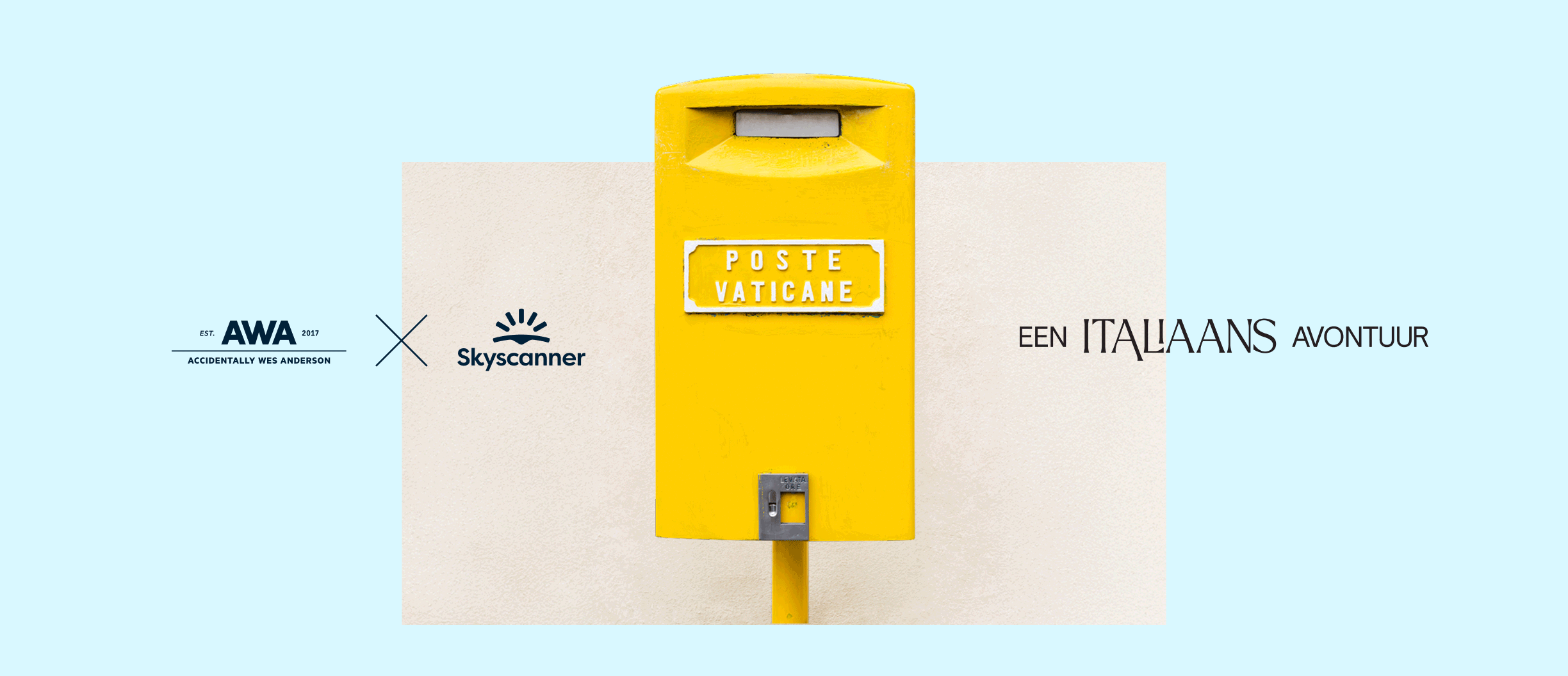 Gele brievenbus van het Vaticaan met minimaal ontwerp. Aan de ene kant staat het Accidentally Wes Anderson x Skyscanner-logo en aan de andere kant staat de tekst 'Een Italiaans avontuur'