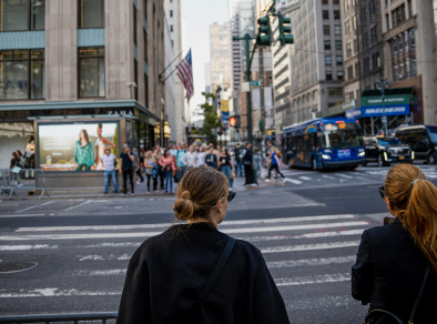 낮에 뉴욕에서 길을 건너는 사람들