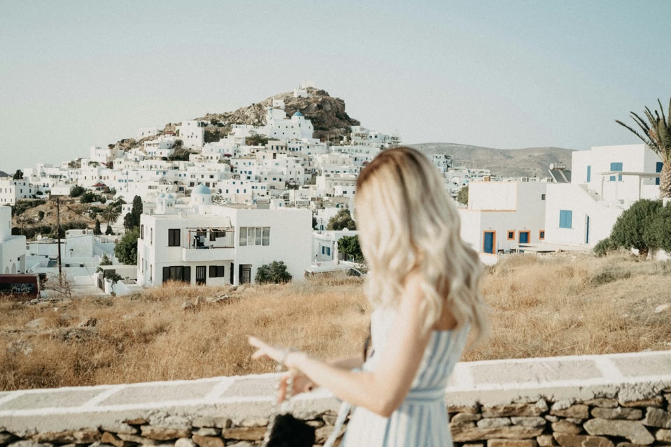 Foto di una turista in viaggio in una delle bellissime isole della Grecia