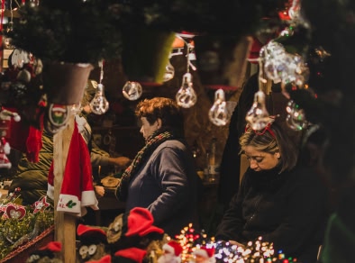 Mensen die over de kerstmarkt slenteren.