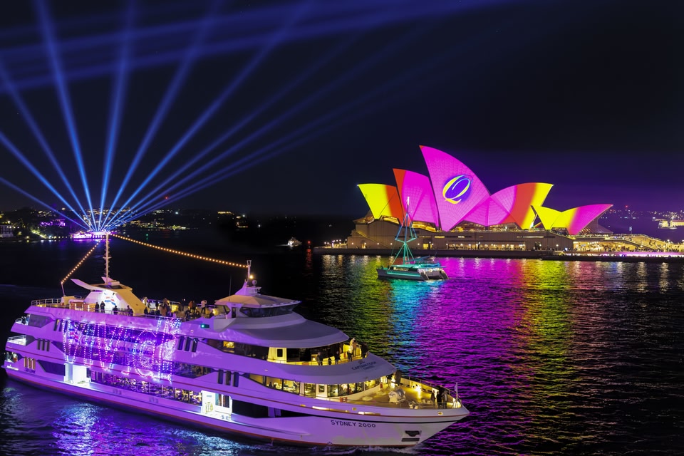 シドニーオペラハウスの横にクルーズ船が停泊している。