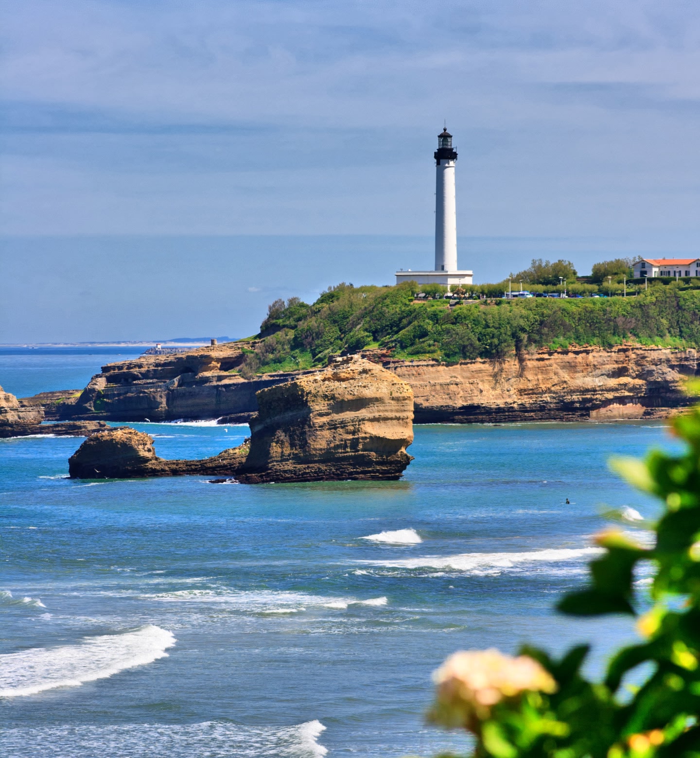 Een vuurtoren boven de zeekliffen en rotsen in Biarritz, Frankrijk.