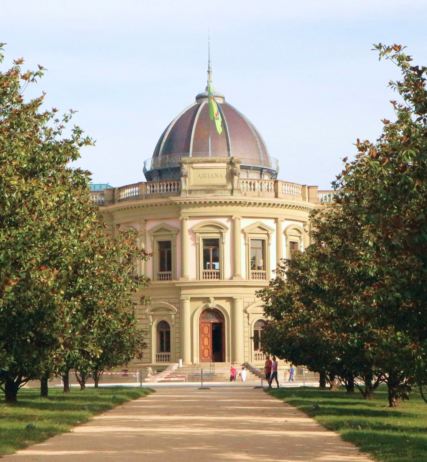 스위스 제네바의 이미지. 나무와 정원 산책로에 둘러싸인 돔 지붕의 박물관.