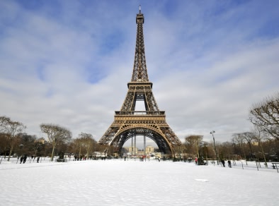 A picture of Eiffel tower in snow