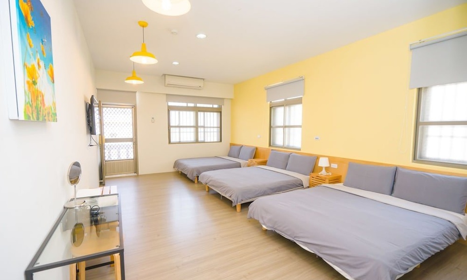 卡樂風民宿每間房間有著自己的代表色和獨立衛浴空間