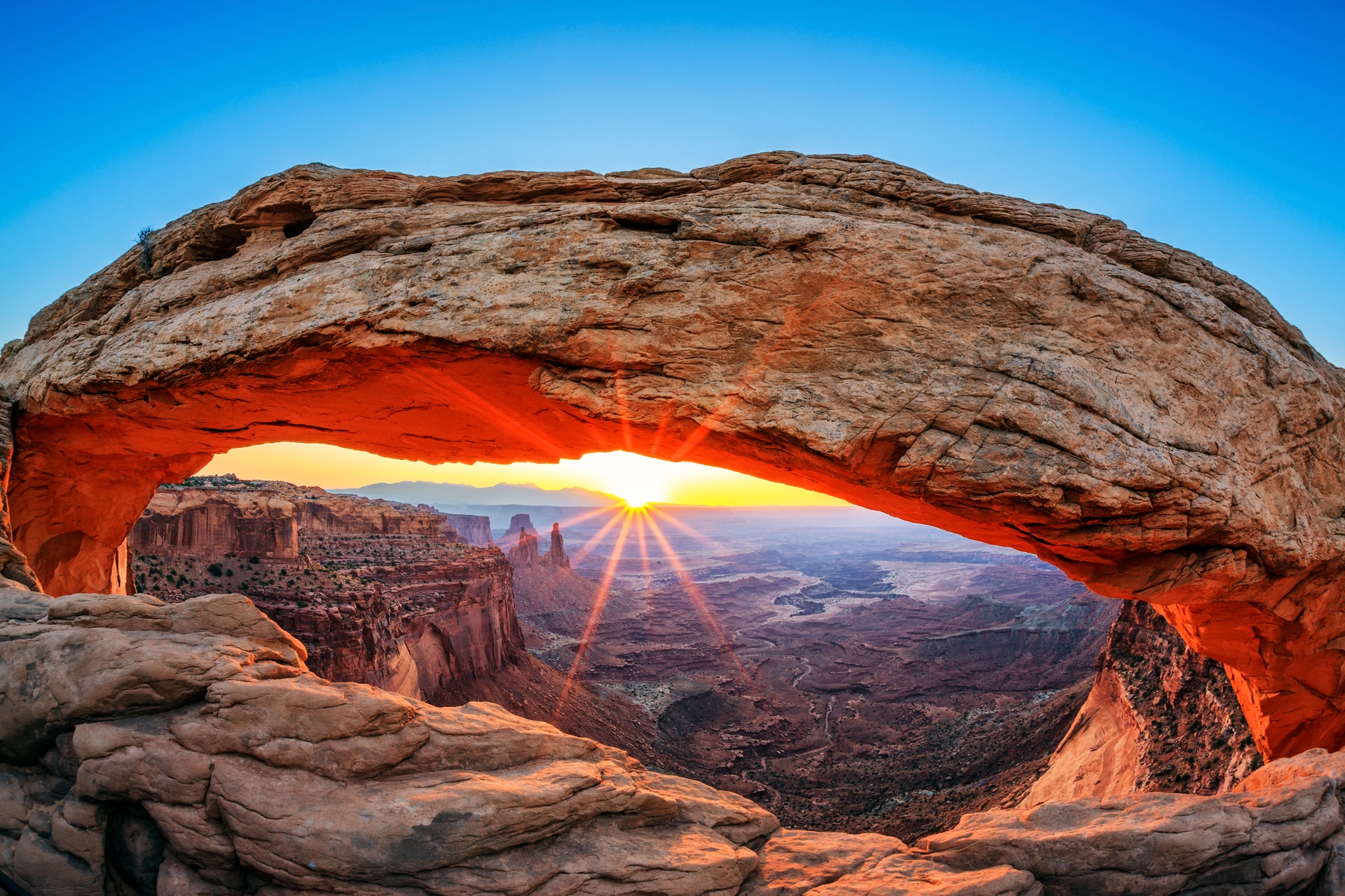 Sun shining through Mesa Arch