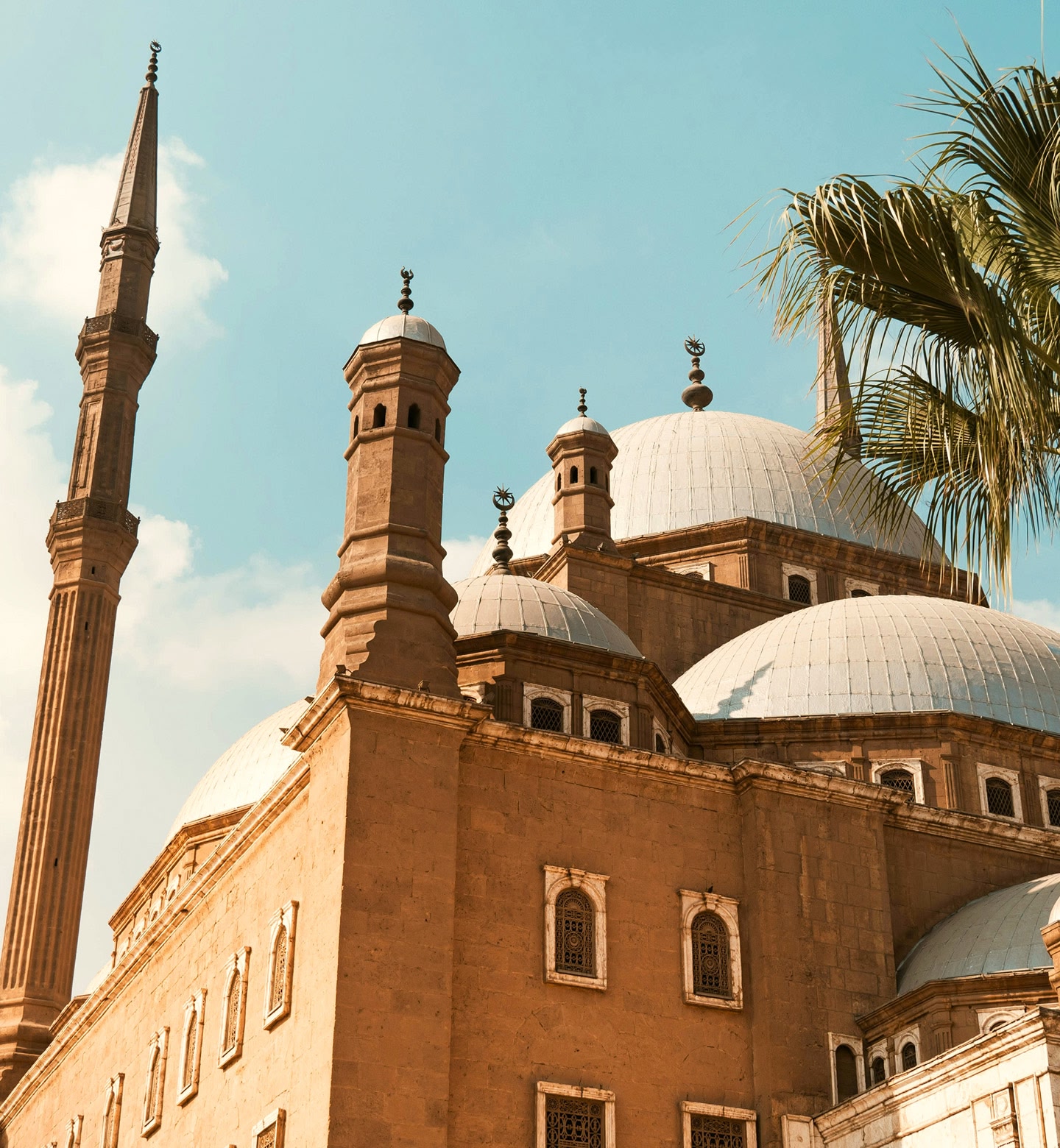 مسجد كبير يتميّز بمئذنته الطويلة وقبابه البيضاء في القاهرة، مصر.