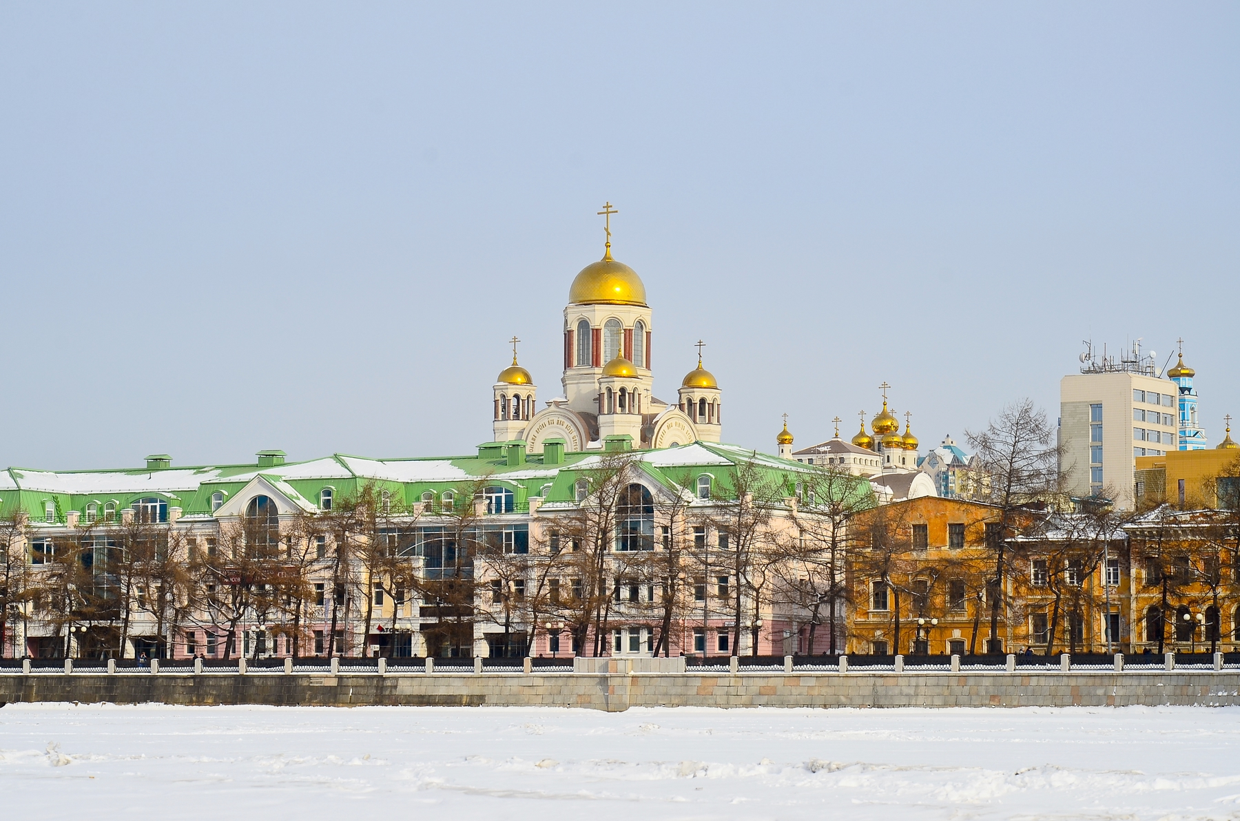 Торжественный зимний Екатеринбург в Рождество