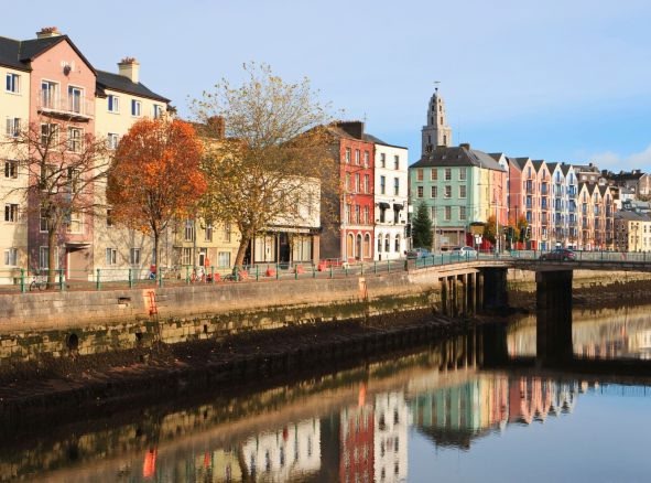 Tagsüber Häuser vor dem Kanal