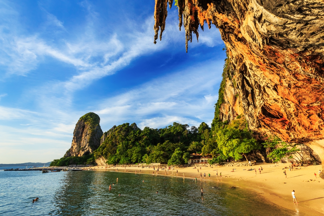 Η δημοφιλής χερσόνησος Railay στο Κράμπι, που αξίζει να πάτε στο ταξίδι σας στην Ταϊλάνδη