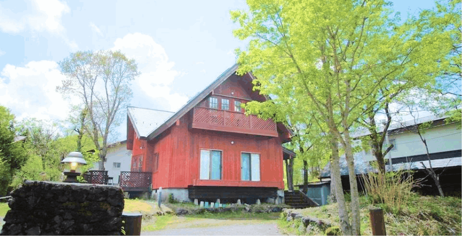 An exterior shot of Yamanaka-Lake Log house.