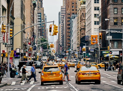 낮에 뉴욕 거리에 있는 노란 택시