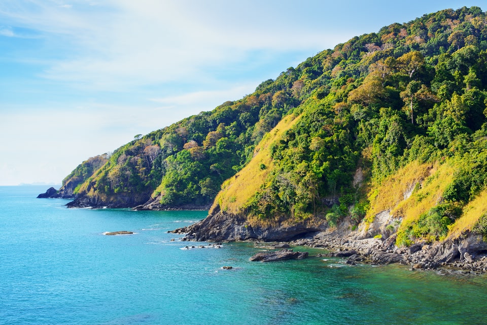 Κατάφυτοι βράχοι στο Koh Lanta, Ταϊλάνδη