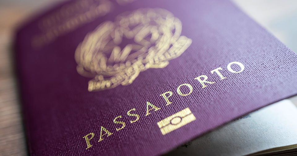 Foto di un passaporto italiano - parte dell'articolo su come fare il passaporto e come rinnovarlo