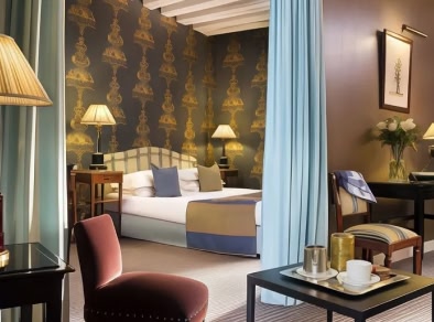 Un'immagine di una spaziosa camera da letto nell'hotel Résidence des Arts - Saint-Germain