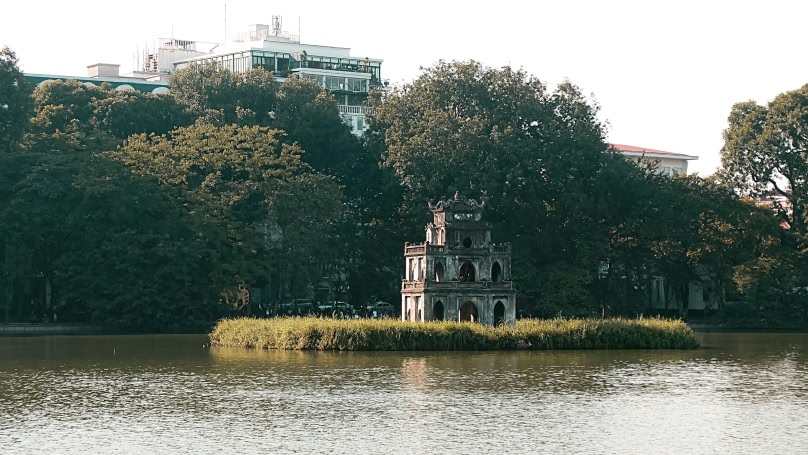 Una imagen de Hoàn Kiếm lak y el templo Ngọc Son