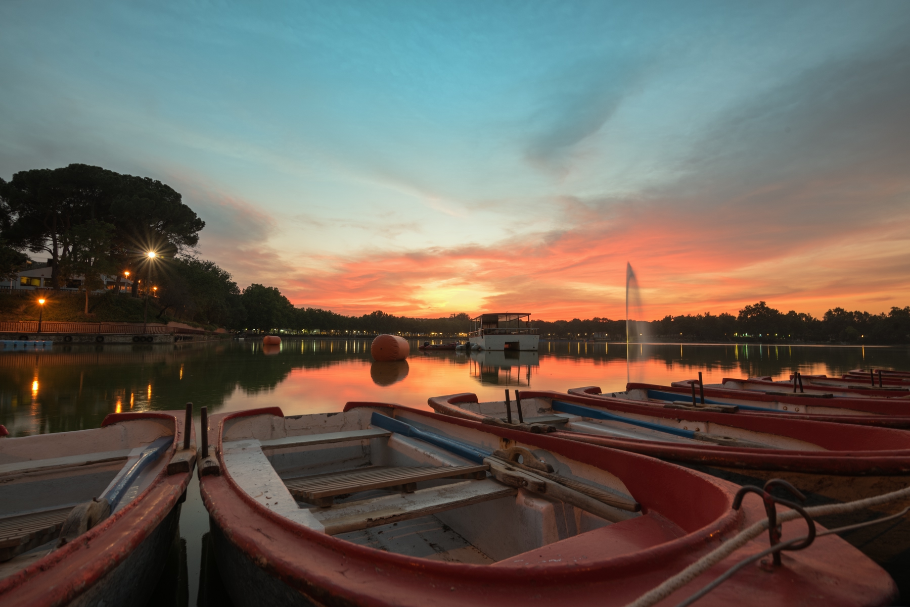 atardecer en el lago de la Casa de Campo en Madrid