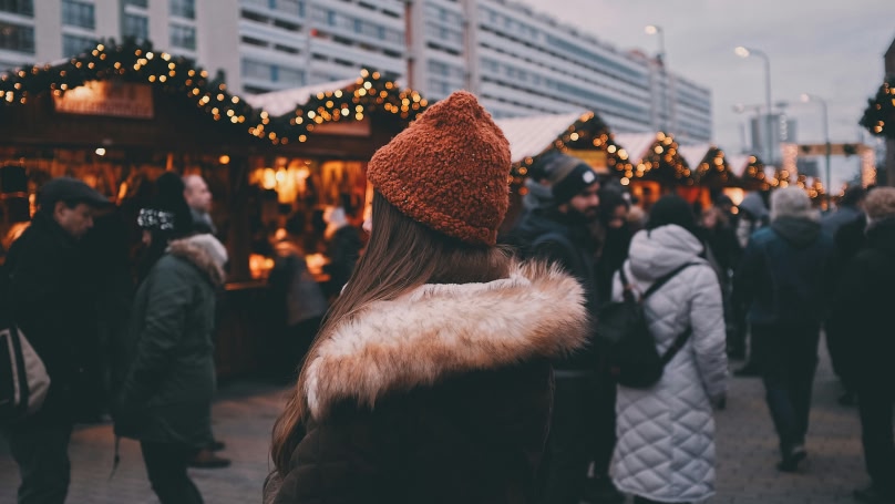 een persoon op kerstmarkten