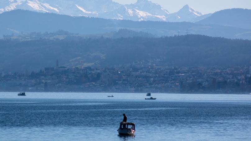 una barca su un fiume
