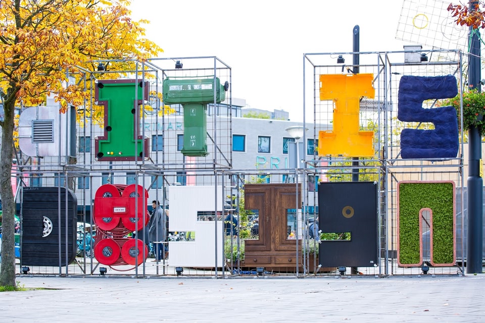 Tanie loty do Eindhoven pozwolą ta niedrogie odwiedzenie Amsterdamu.