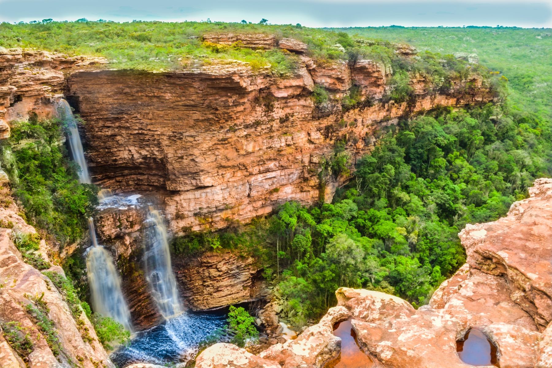 Cachoeira em uma das chapadas brasileiras, os destinos de turismo de aventura mais buscados no Brasil