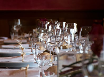 een tafel versierd voor een diner