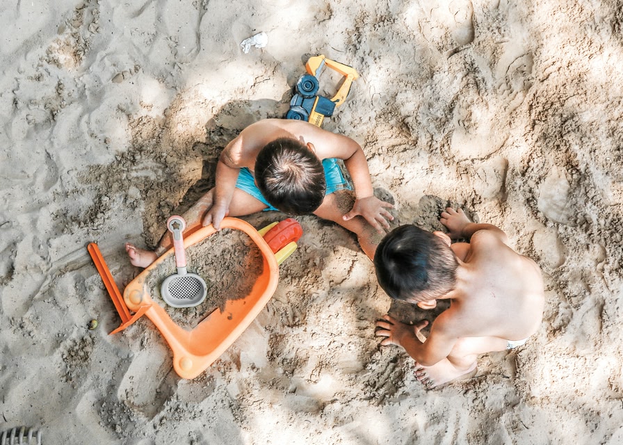 Spelende kinderen op het strand