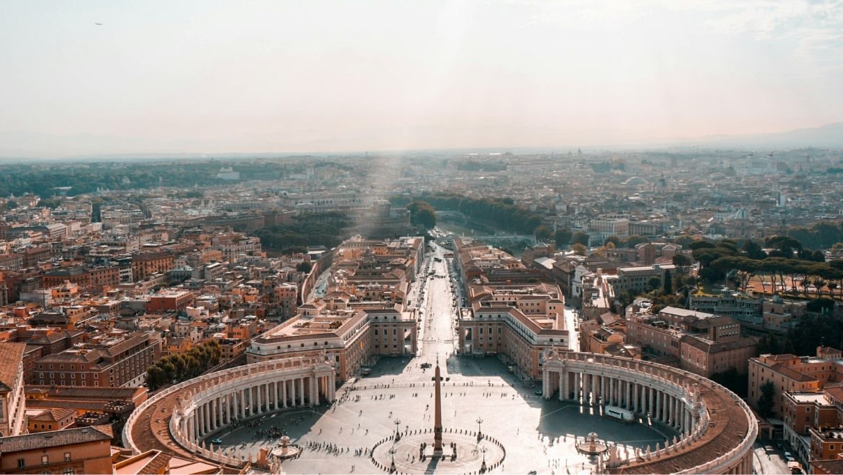 Eine Aufnahme der Petersbasilika von oben