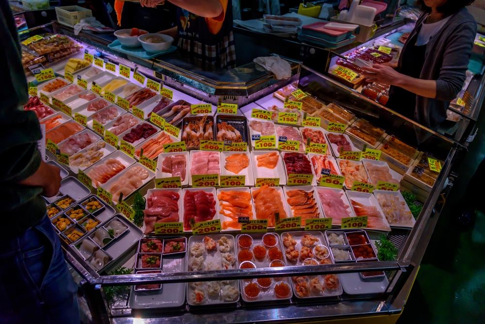北海道 和商市場の名物「勝手丼」は好きなお刺身を盛ってつくれる