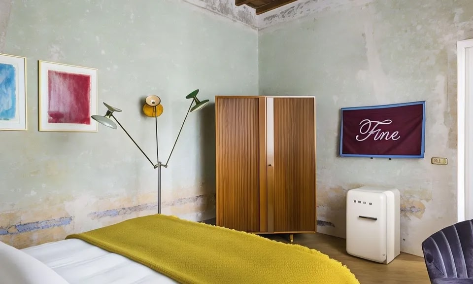 Habitación en el hotel boutique G-Rough. Las paredes están decoradas con coloridas obras de arte y tienen un efecto intencionadamente desgastado.