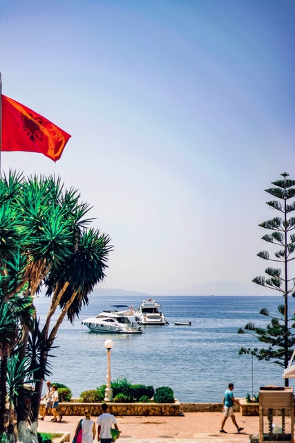 la côte de l'Albanie à Saranda