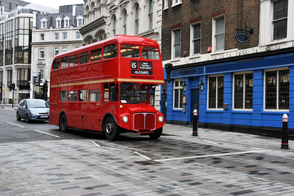 Big red bus in London, a cheap activity for a last-minute trip
