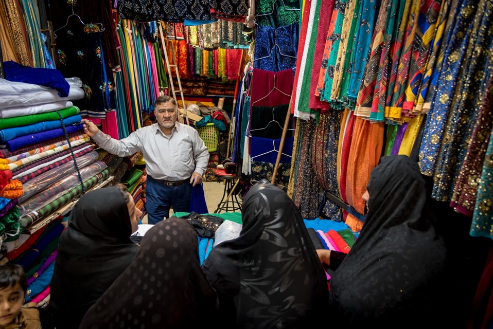 Vendedor de telas en Irán. Fotografía de © Bisual Studio