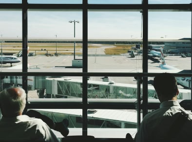 2 persone in aeroporto