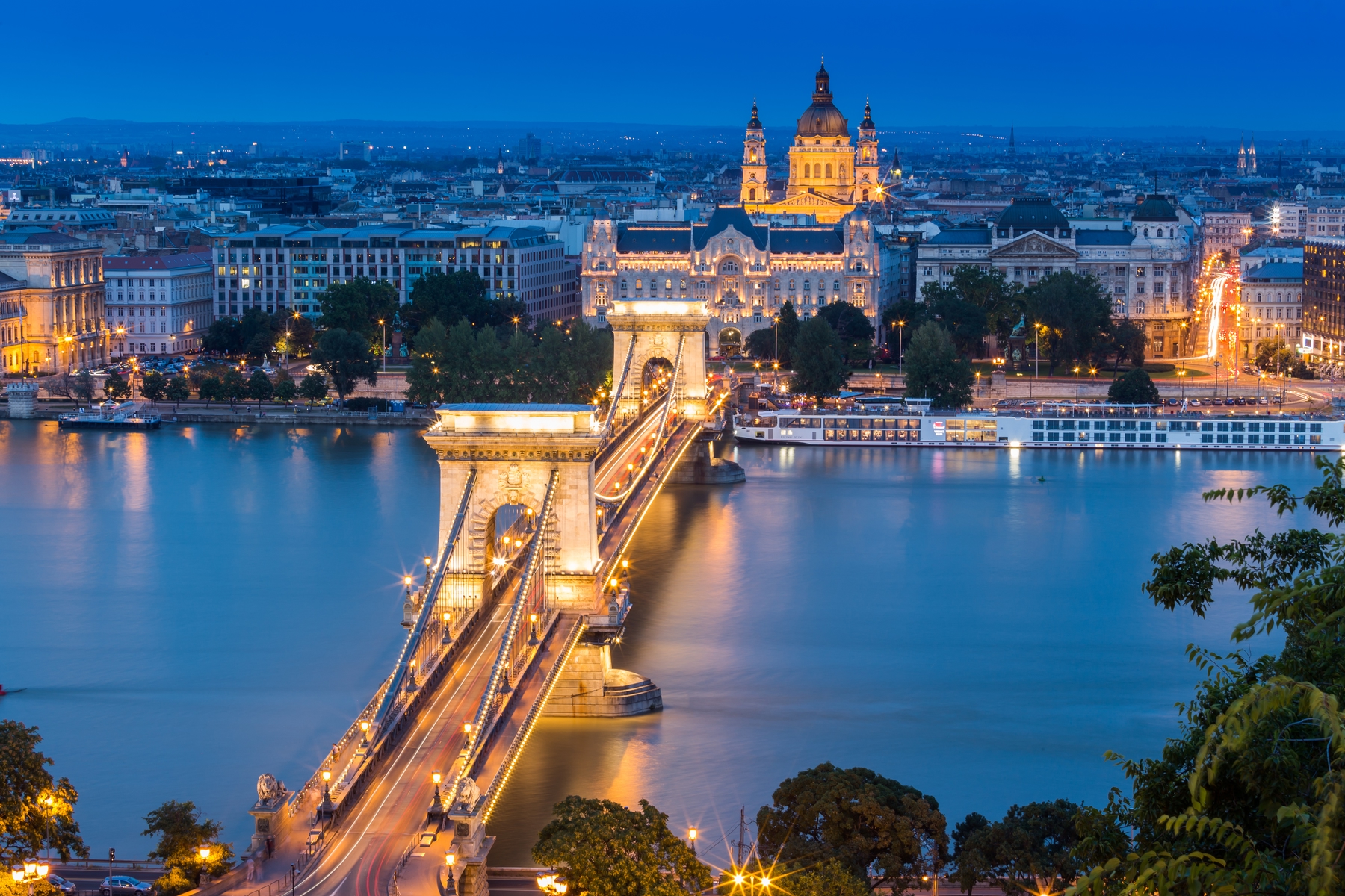 Chain Bridge in Budapest - בודפשט